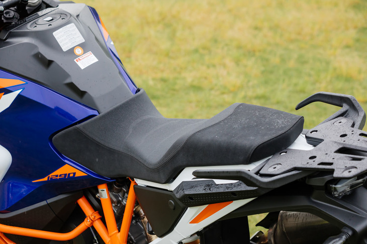 新型は車体設計も全面刷新。燃料タンクの位置を下げるなどして重量配分を最適化したほか、新設計のサブフレームやシートにより、着座位置も下げている。