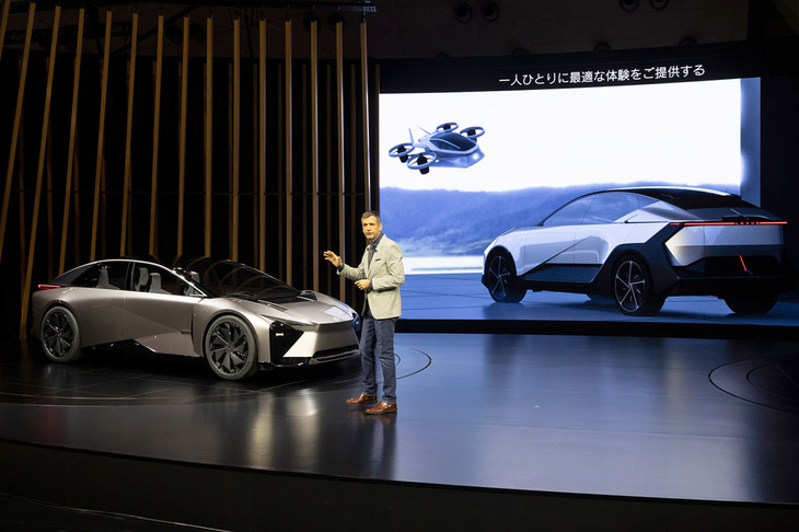 ジャパンモビリティショー2023のレクサスブースでプレスカンファレンスに臨む、サイモン・ハンフリーズ氏。