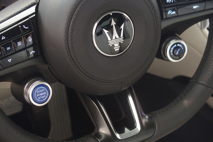 マセラティ・グラントゥーリズモ トロフェオ（ステアリングスイッチ）