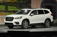 スバルが3列シートの新型SUV「アセント」を発表