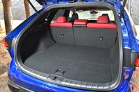 荷室の奥行きは1043mm。横幅は一番狭いところが1088mmで広いところが1410mm。