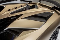 エンジンフードは、デタッチャブル式を採用。リアスポイラー中央ステー下が「アクティブ・エアロ・ダイナミクス・システム（ALA）」の空気吸入口になっている。