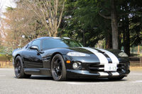 今は、「なに言ってんすか？　自分、足まわり以外はノーマルっすよ」的な風体のわが「バイパー」だが、実はいたるところにカスタムの跡が見受けられる。学生時代にやんちゃだった青年がひた隠す、前髪の下の剃り込みのように……。