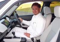 「雰囲気も含めたインテリアの質感のよさは、軽乗用車では実現できない『フィット』ならではの長所」と語る、小野さん。写真の白内装は「ホーム」グレードのもの。