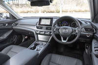 インストゥルメントパネルのデザインは水平基調に一新された。センターに備わるタッチ式の8インチモニターで、標準装備の「ホンダ・インターナビ」やApple CarPlay、Android Autoなどが操作できる。