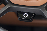 ステアリングホイールにはダイヤモンドがモチーフの「オクタ」ボタンを装備。押すとオンロードに特化した「ダイナミック」モード、長押しするとオフロード向けの「オクタ」モードがアクティブになる。