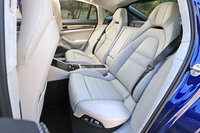 「パナメーラ」にはロングボディーの「エグゼクティブ」も設定されるが、標準ボディーでも後席のゆとりは十分。試乗車には8wayの電動調整機構を備えた、オプションの「リアコンフォートシート」が装備されていた。