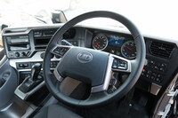 全車に装備される「UDアクティブステアリング」は、電動アクチュエーターで操舵を支援するもの。車速に応じてアシスト量が変化するほか、緻密な制御で路面状況や横風にも負けない走行安定性を実現している。