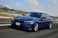 BWMの「xDrive」システムとアルピナ独自のトルク配分をべースとした4WDシステムが備わっている。