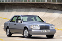 今でも根強い人気を誇る、「W124」こと初代「Eクラス」。当時のメルセデスは、「Sクラス」も「190」も（当時はまだ「Cクラス」という名称はなかった）、非常にシンプルなデザインをしていた。