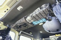 車内後部のスペースを有効活用できる「ルーフインナーラック」。サイズは幅×奥行き×高さ＝約98×約32×約6cm。