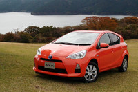 トヨタ、小型量産HVの「AQUA」を参考出品