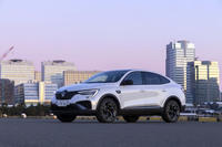 「ルノー・アルカナ」の最新モデルは2024年10月に国内販売がスタート。新たなトリムライン「エスプリアルピーヌ」の導入がトピックだ。