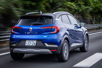 ルーフレールやリアスポイラー、リアサイドとリアゲートのプライバシーガラスは「キャプチャー」全車に共通するアイテムとして「E-TECHハイブリッド」モデルにも標準装備される。