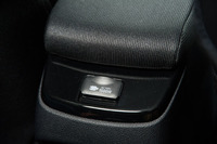 試乗車にはオプションのアクセサリーコンセントが装着されていた。走行用バッテリー、またはハイブリッドシステムを使って発電した電気から、家庭用と同じ100Vで外部給電することができる。コンセントはセンターコンソール後端（写真）のほか、荷室内にも設置される。