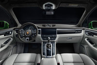 「マカン ターボ」のインテリア。「911」シリーズと同デザインとなるヒーター付きGTスポーツステアリングホイールはオプション。