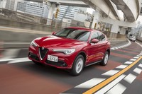 
	4WDシステムは、走行状況に応じてフロントに最大50％、リアに最大100％のトルクを伝達する。
	