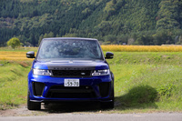 「レンジローバー スポーツ」シリーズは2018年モデルとして登場するにあたって、この「SVR」を含め、グリルやバンパーなどのフロントフェイスのほか、前後の灯火類のデザインが変更されている。