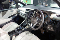 新型「リーフ」のインテリア。初代モデルよりもスマートに各部の操作ができるよう配慮したという。