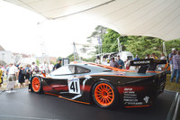 「マクラーレンF1-GTR 1997」のリアビュー。レースに特化した、従来モデルの「F1-GTR」とは異なるシルエットがよく分かる。