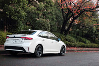 新型「カローラ」のボディーカラーは全8色。上級グレード「W×B」では、このうち3色が選択できる。