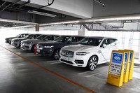 試乗の出発点となった仙台市内の駐車場に並ぶ「ボルボXC90」。日本市場では現在、プラグインハイブリッドの「T8」やターボ＋スーパーチャージャーの「B6」、ターボ車「B5」がラインナップされている。