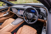 ボンネットに輝くスリーポインテッドスター！ 「メルセデス・ベンツE300エクスクルーシブ」発売の画像