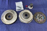 今回組み込んだ、クラッチまわりの部品。フライホイール（写真左）の径はGen2とそれ以降とで違い、Gen3以降の「バイパー」ではワンサイズ大きなものが使用されている。つまり、Gen3なら2017年まで製造されていたGen5のものが使えるが、Gen2ではそうはいかないのだ。