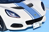 ベースモデル「エリーゼ スポーツ220 II」のグリルは、旧モデル「エリーゼ スポーツ220」に比べ開口部が拡大されている。フロントまわりのリファインにより8.7kgの軽量化も実現した。