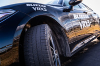 ゴムの経年による硬化を抑制する、オイルより分子量の高い新素材「ロングステイブルポリマー」を配合。発泡ゴムの柔らかさを長くキープする、効き持ち＝性能の持続性向上も「ブリザックVRX3」のセリングポイントとされる。