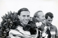 ジム・クラーク（写真左）とロータスの創業者であるコーリン・チャップマン（同中央）。