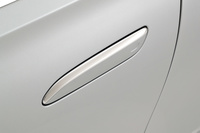 格納式のアウタードアハンドル。