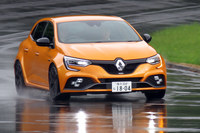 ウエット路面をものともせず、豪快に走り回るメリメ氏の「メガーヌR.S.」。