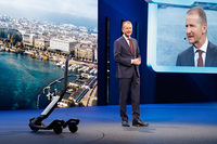 プレスカンファレンスに登壇するフォルクスワーゲンAG取締役のヘルベルト・ディース氏。