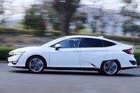 タイヤサイズは前後とも235/45R18。アルミホイールにはブレーキ冷却や空力性能の向上のために、樹脂製のキャップが装着されている。