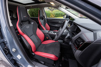 パワーリクライニング機能やヒーターが備わるNISMO専用チューニングのレカロスポーツシートは、48万9500円の有償オプションアイテム。レザーとアルカンターラとのコンビ表皮で仕立てられている。