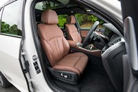 テスト車にはパッケージオプション「コンフォートパッケージ」が装着されており、前席にはヒーターやクーラー、マッサージ、ランバーサポートなどが“全部入り”となっていた。