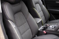 「フォールドジャーニー」のシートには六角形のエンボス加工が施されている。