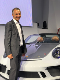 
	＜アウグスト・アッハライトナーさんプロフィール＞
	1983年ポルシェAGに入社。当初はシャシーデザインに携わり、“タイプ993”のリアアクスルの研究開発に従事。“タイプ996”のフェイスリフト時に、「911」のすべてを統括する開発ディレクターに就任。現在は「718ボクスター／ケイマン」もあわせて担当している。ポルシェ社内で“ミスター911”と呼ばれる人物。
	