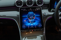 ストップウオッチ機能を呼び出すとリストウオッチが大写しに。盤面に「IWC」と記されている。