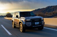 中央自動車道を快調に飛ばす「ランドクルーザー“250”」。パワートレインの洗練度は相当なもので、昔のディーゼルエンジンのように、アクセルを踏むのが心苦しくなる類いの振動・騒音は皆無。8段ATの変速も適切でスムーズだ。