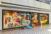 LE GARAGE
	東京都港区六本木 5-17-1 AXISビル 1F
	営業時間：11時～19時（夏季休業・年末年始休業は除く）
	定休日：毎週水曜日