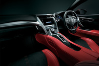 現行型「NSX」のインストゥルメントパネルまわり。当初4色展開だった内装色には、2018年10月の改良でブルー系の「インディゴ」が加わり、現在では全5色のラインナップとなっている。