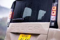 初代モデルと同じくリアウィンドウ下に「DELICA」の車名ロゴを配置。リアコンビランプで目に留まる四角のブロックをモチーフとデザインは、エクステリアの各所にちりばめられている。