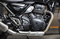 エンジンは「TR」と呼ばれる排気量398ccの水冷単気筒DOHC。慣性バランスを最適化したクランクシャフトやフィンガーフォロワーロッカーアーム、フリクションを低減するDLCコーティングなどの採用により、スムーズな回転と扱いやすさの両立を図っている。