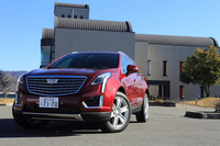 エクステリアでは、現代キャデラックの特徴である、角を強調したボディー形状とエッジの効いたプレスラインが目を引く。