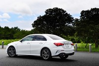 3ボックスながら、紡錘（ぼうすい）形に近いシルエットの「メルセデス・ベンツAクラス セダン」。0.22というCd値（空気抵抗係数）が示す通り、優れた空力性能はセリングポイントのひとつ。