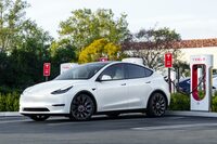 今やグローバルなEVの旗手とされているテスラ。その時価総額はトヨタの3倍を超える。