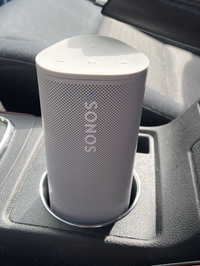 「ペットボトルよりも軽い」をアピールする「ローム」は、車内のドリンクホルダーにすっぽりと収まった。