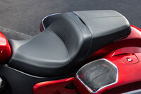 シート高は672mmで、クルーザーらしくどっかり座るタイプ。座面にはヒーター／クーラー機能が備わっている。